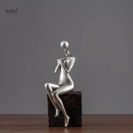 Femme sculptée assise, style contemporain unique