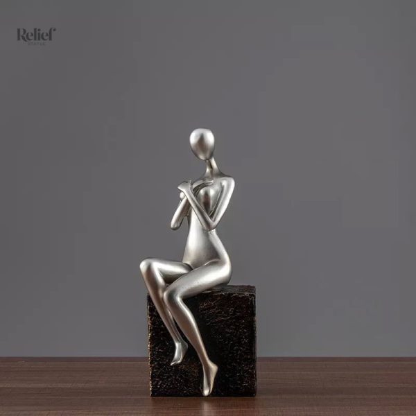 Femme sculptée assise, style contemporain unique