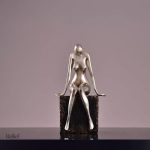 Statue artistique femme assise, design élégant