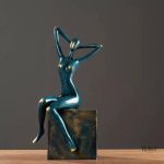 Sculpture de femme en posture assise, pièce maîtresse