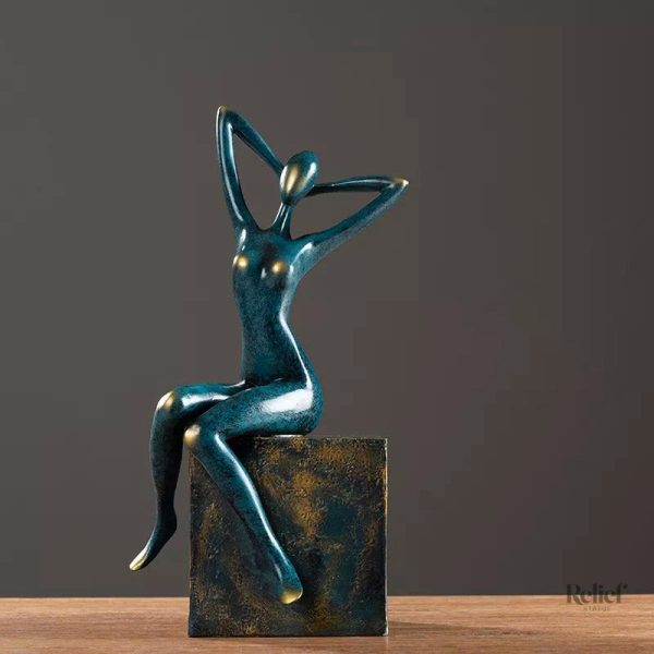 Sculpture de femme en posture assise, pièce maîtresse
