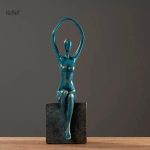 Figurine femme contemporaine, assise avec grâce