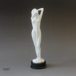 Statue moderne transparente de femme élégante