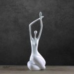 Sculpture féminine assise de 34 cm en finition ronde