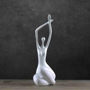Sculpture féminine assise de 34 cm en finition ronde