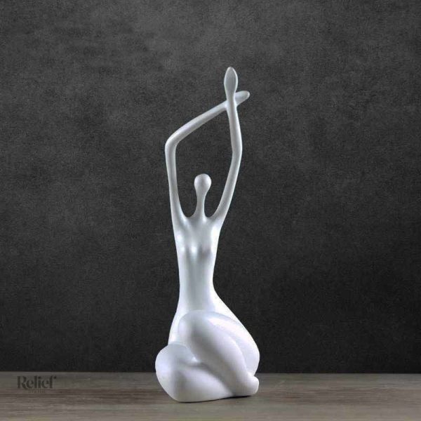 Sculpture féminine assise de 34 cm en finition ronde