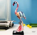 Statue colorée de flamant rose