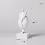 Femme statue en posture détendue, charme et personnalité