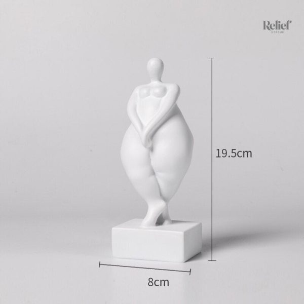 Femme statue en posture détendue, charme et personnalité