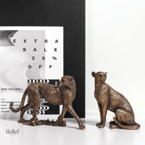 Sculpture représentant une panthère majestueuse