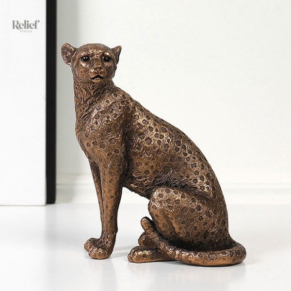 Statue de guépard en pose dynamique et artistique