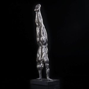 Statue masculine nu avec style rétro de gymnaste