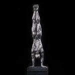 Art décoratif représentant un homme gymnaste nu