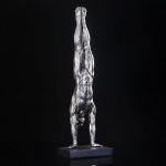 Figurine d'homme nu en action dans un design rétro