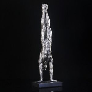 Figurine d'homme nu en action dans un design rétro