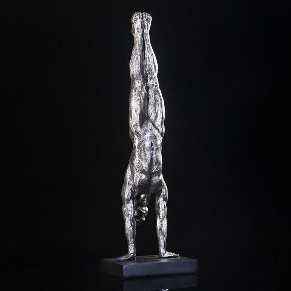 Figurine d'homme nu en action dans un design rétro
