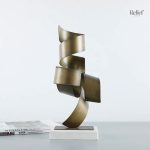 Sculpture métallique design pour salon ou bureau