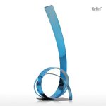 Sculpture moderne en métal au design épuré