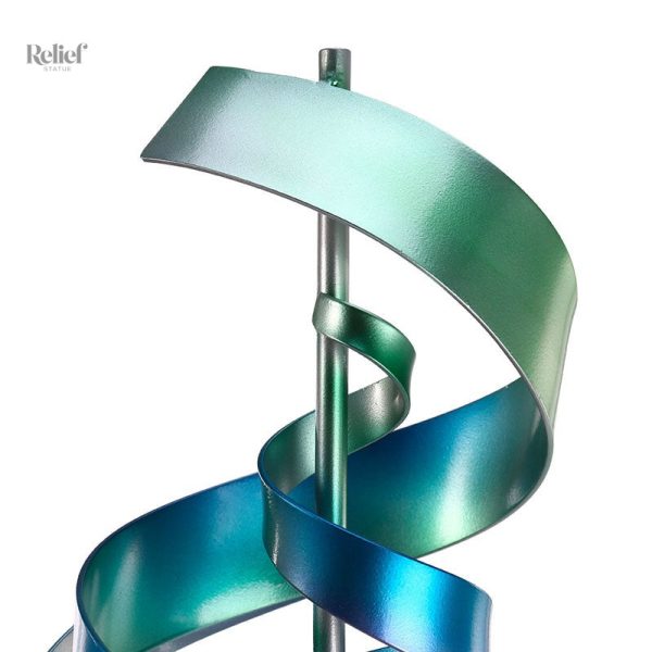 Statue design en métal, allure moderne