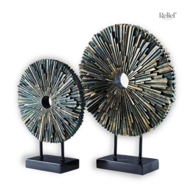 Sculpture artistique moderne sur le thème des roues