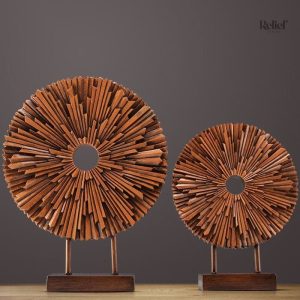 Sculpture d'art moderne avec éléments de roues