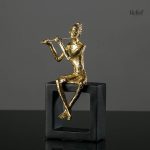 Statue artistique représentant une musicienne en pleine performance