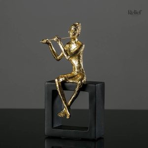 Statue artistique représentant une musicienne en pleine performance