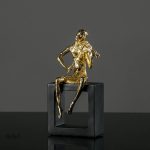 Détails de la statue de femme musicienne en design moderne