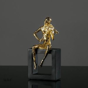 Détails de la statue de femme musicienne en design moderne