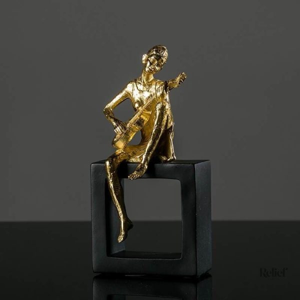 Figurine de 20 cm illustrant la passion de la musique