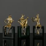 Design unique d'une statue femme en action musicale