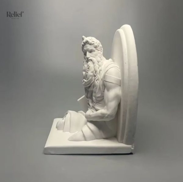 Buste sculpté de Moïse en résine, 12 cm d'élégance