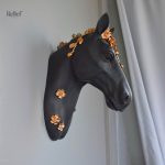 Sculpture en relief représentant une tête de cheval stylisée