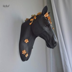Sculpture en relief représentant une tête de cheval stylisée