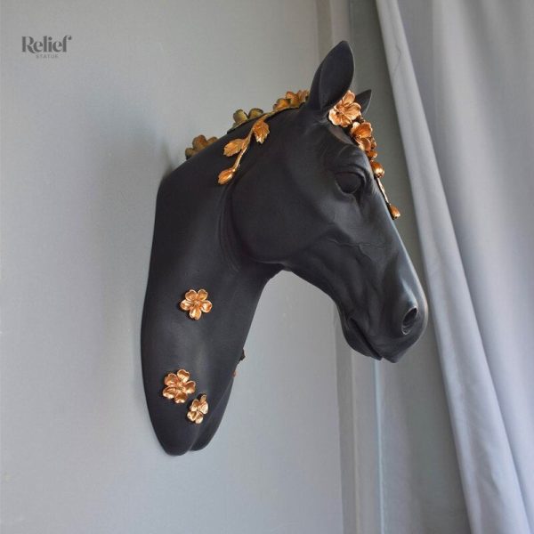 Sculpture en relief représentant une tête de cheval stylisée