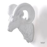Élégante sculpture murale représentant un mouflon