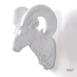 Élégante sculpture murale représentant un mouflon