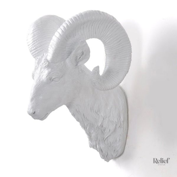 Élégante sculpture murale représentant un mouflon