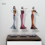 Statue en métal représentant une femme musicienne