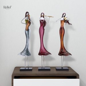 Statue en métal représentant une femme musicienne