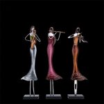 Femme musicienne en métal, sculpture élégante