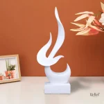 Sculpture artistique d'un oiseau en vol