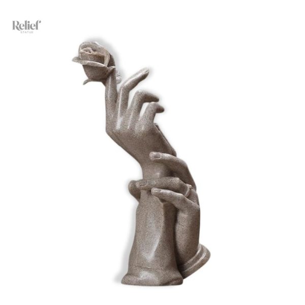 sculpture-originale-contemporaine-1 Statue couple mains et rose en décoration romantique