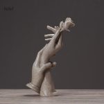 Art déco : statue représentant un couple en mains unies