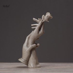 Art déco : statue représentant un couple en mains unies