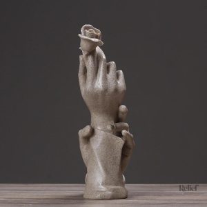 Figure élégante d'un couple tenant une rose symbolique