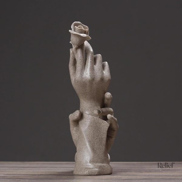 Figure élégante d'un couple tenant une rose symbolique