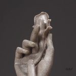 Sculpture moderne d'une paire amoureuse avec rose