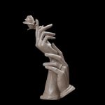 Statue en couple, mains enlacées, accent romantique