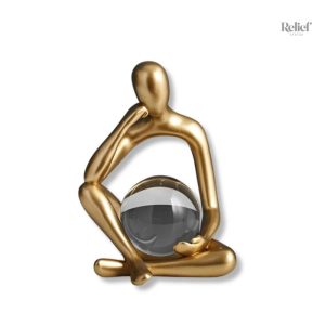 Sculpture contemporaine inspirée du Penseur, forme sphérique